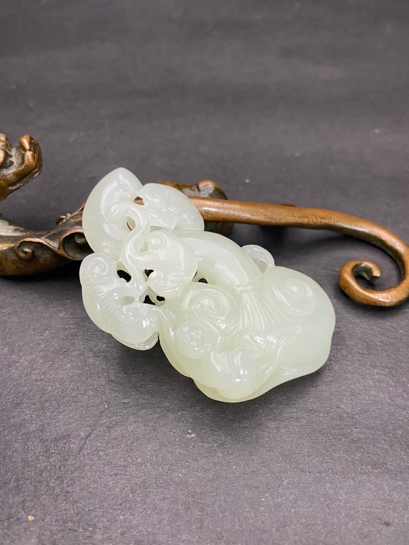 An Exquisite White Jade Ruyi Pendant - 3