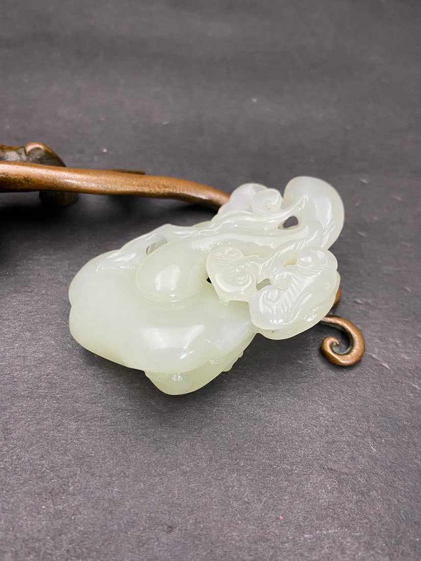 An Exquisite White Jade Ruyi Pendant - 7