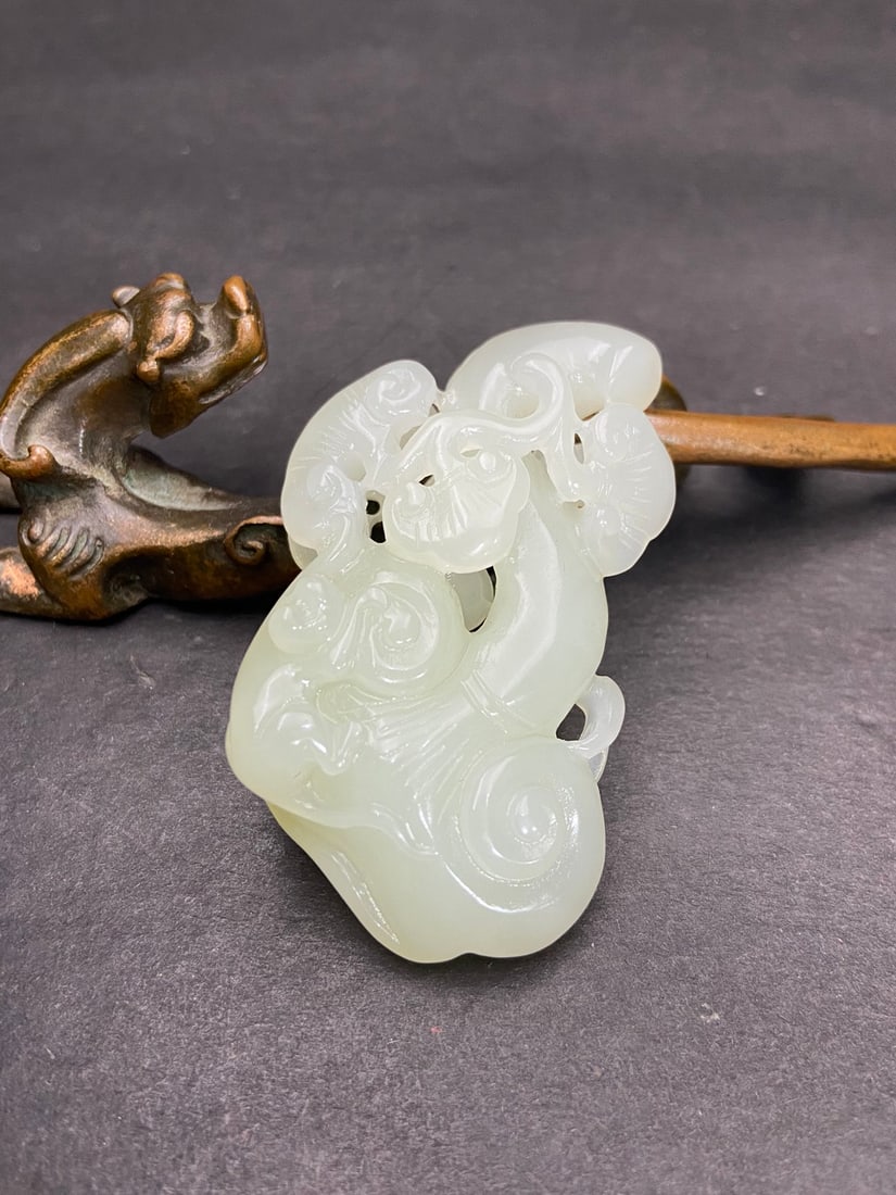 An Exquisite White Jade Ruyi Pendant - 9