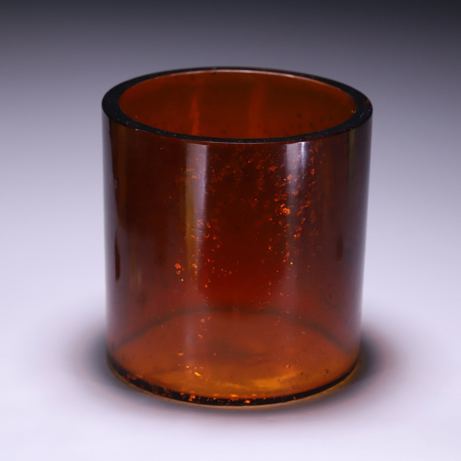 An Exquisite Glass Brush Pot: An Exquisite Glass Brush Pot Qing Dynasty, China Size:18.5cmx15.3cm Weight:1925g (The Dimensions Of All Batches Are Manually Measured.If You Need More Detailed Information, Please Contact Our Customer