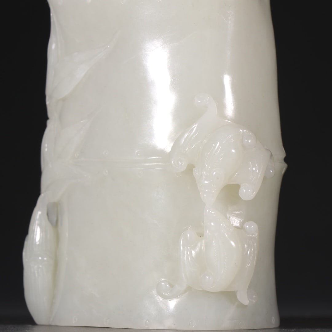 An Exquisite White Jade Bamboo Pattern Brush Pot - 2