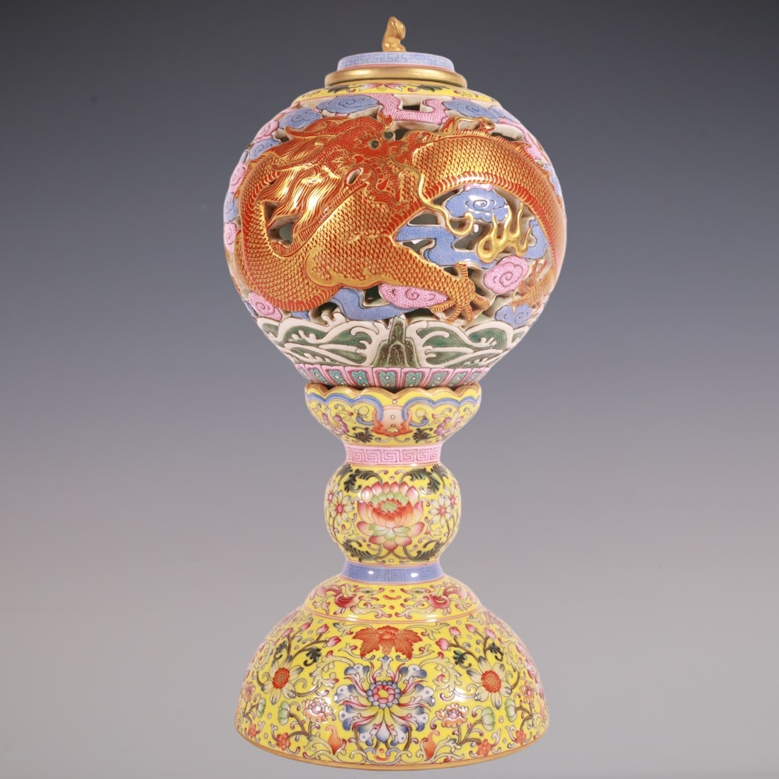 An Exquisite Enamel Dragon Pattern Seawater Pattern Lotus Pattern Hatstand: An Exquisite Enamel Dragon Pattern Seawater Pattern Lotus Pattern Hatstand Qing Dynasty, China Qianlong Four-character Mark Size:27cmx15cm (The Dimensions Of All Batches Are Manually Measured.If You