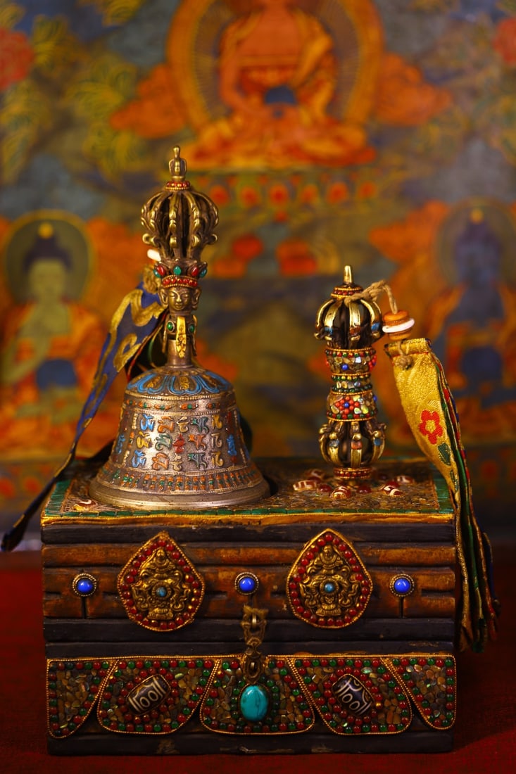 An Exquisite Bronze Painted Color Dzi Bead Vajry Pestle: An Exquisite Bronze Painted Color Dzi Bead Vajry Pestle Qing Dynasty, China Size:29cmx19cm Size:18.5cmx9.5cm Weight:1950g (The Dimensions Of All Batches Are Manually Measured.If You Need More