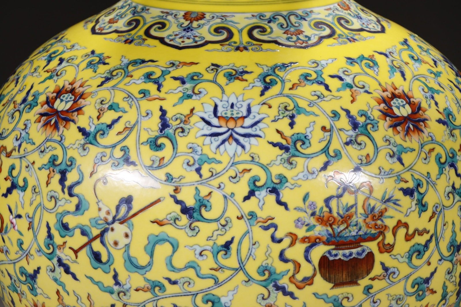 An Exquisite Doucai Lotus Pattern Eight Treasures Pattern Vase - 4