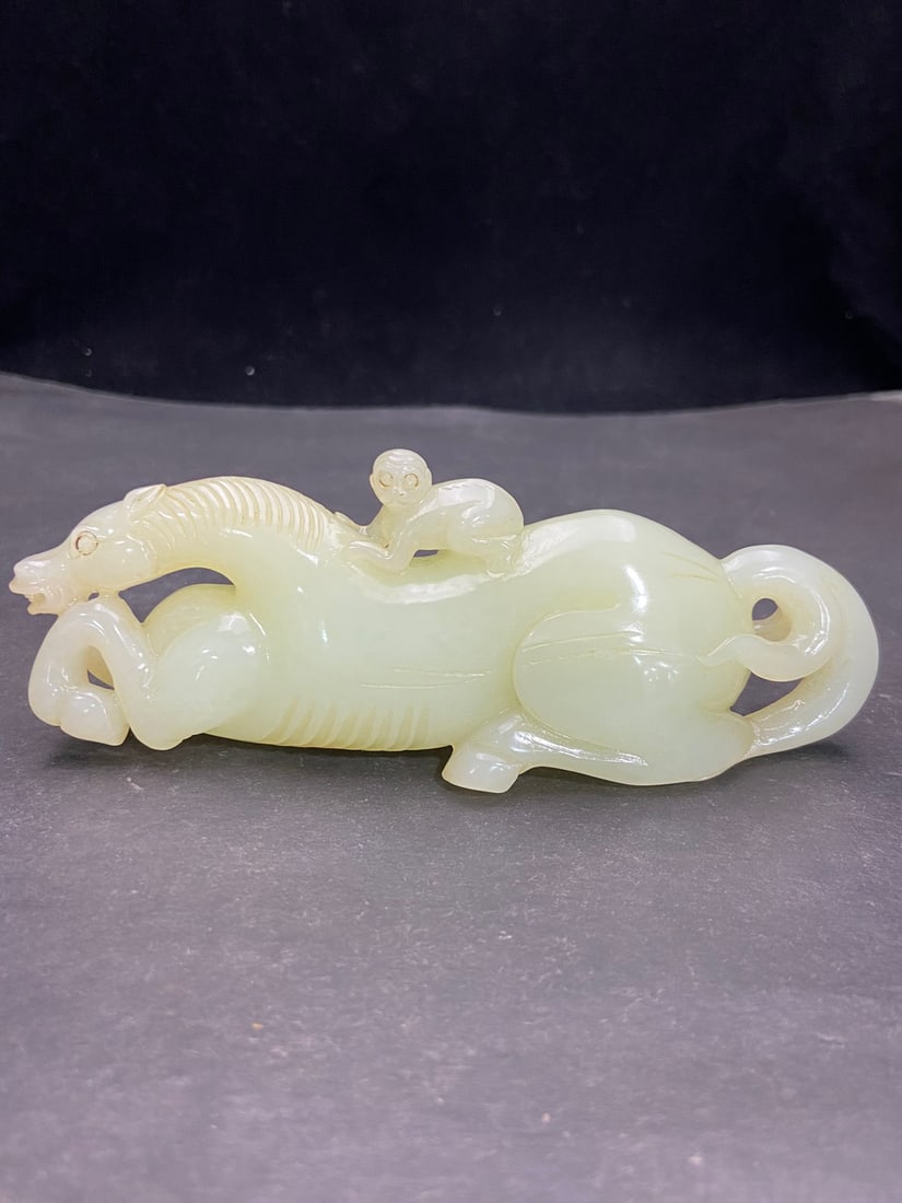An Exquisite White Jade Horse Hand Piece: An Exquisite White Jade Horse Hand Piece Qing Dynasty, China Size:13.7cmx5.3cmx3.2cm Weight:236g (The Dimensions Of All Batches Are Manually Measured.If You Need More Detailed Information, Please