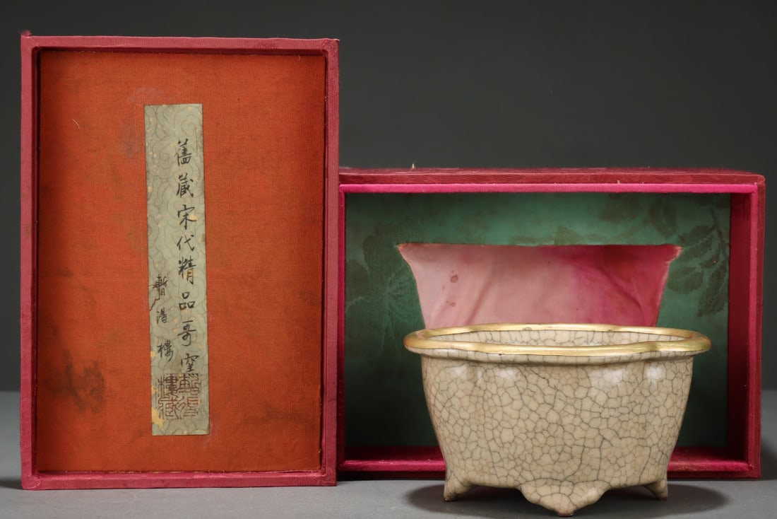 An Exquisite Ge yao Brush Washer: An Exquisite Ge yao Brush Washer Song Dynasty, China Size:8.5cmx15.5cm (The Dimensions Of All Batches Are Manually Measured.If You Need More Detailed Information, Please Contact Our Customer Service