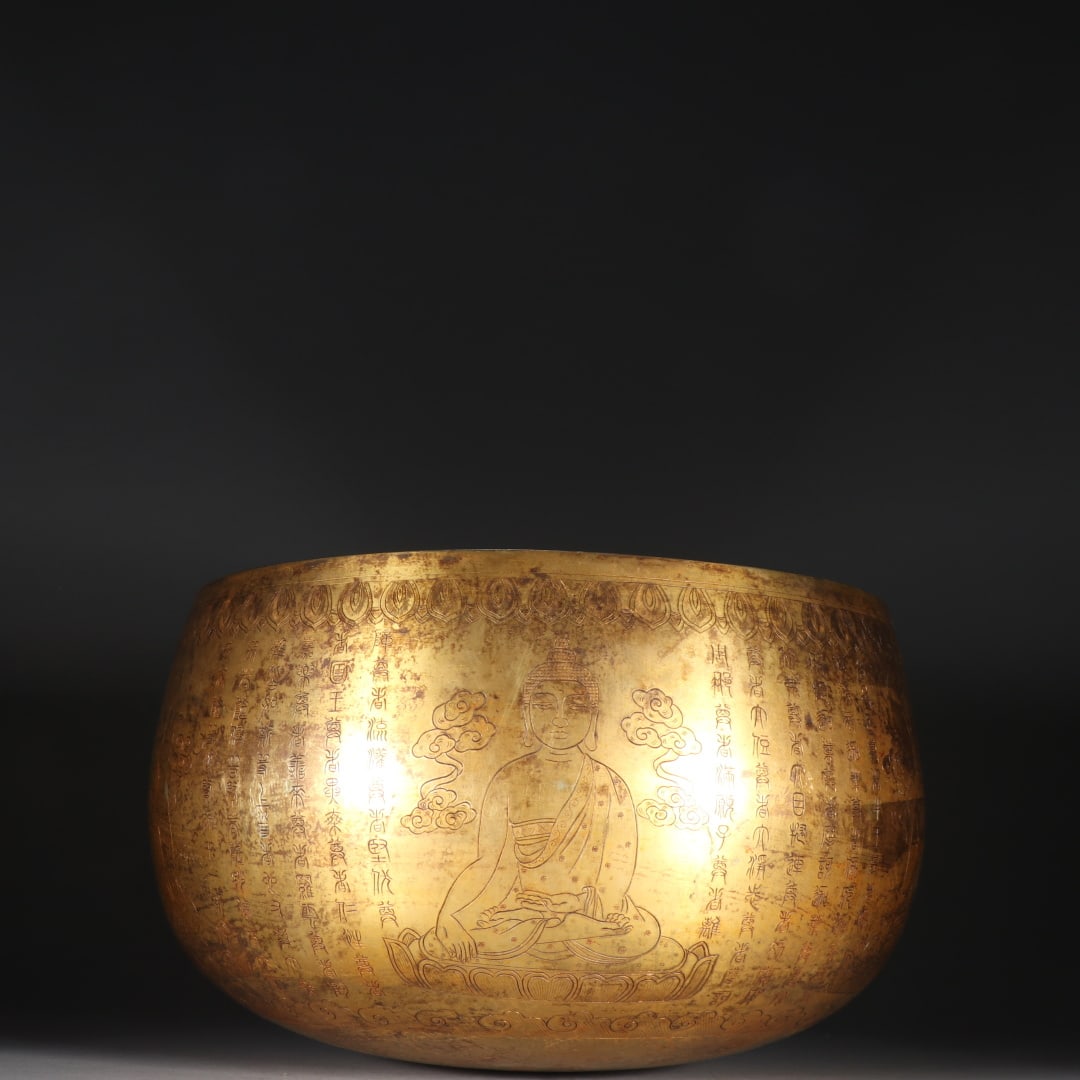 An Exquisite Gilt Bronze Buddha Statue Pattern Bowl: An Exquisite Gilt Bronze Buddha Statue Pattern Bowl Qing Dynasty, China Size:19.5cmx31.5cm Weight:7kg (The Dimensions Of All Batches Are Manually Measured.If You Need More Detailed Information,