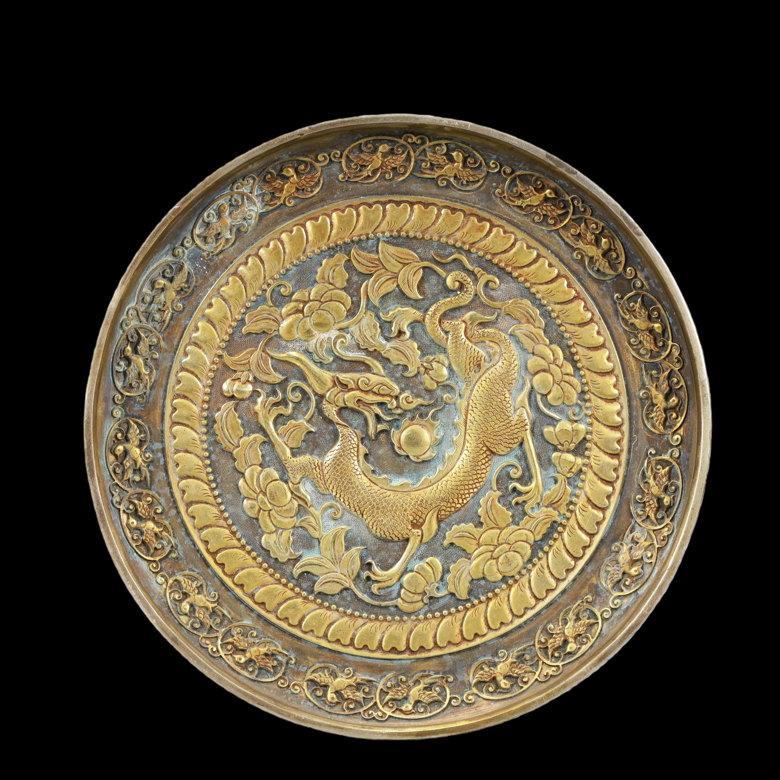 A Exquisite A pair of Gilt Silver Dragon and Phoenix Pattern Plate: A Exquisite A pair of Gilt Silver Dragon and Phoenix Pattern Plate Tang Dynasty, China Zhenguan Four-character Mark Size:19cmx2cm Weight:1700g (The Dimensions Of All Batches Are Manually Measured.If