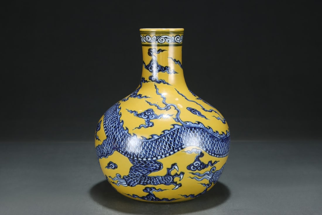 An Exquisite Blue and White Dragon Pattern Vase - 2