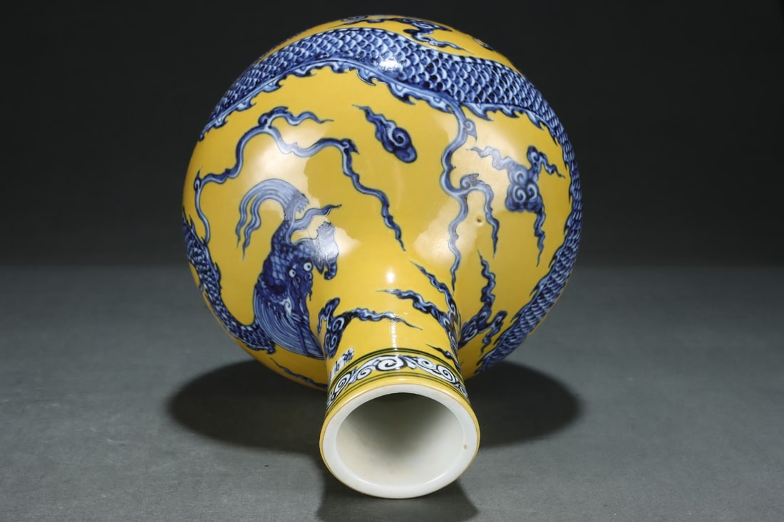 An Exquisite Blue and White Dragon Pattern Vase - 4