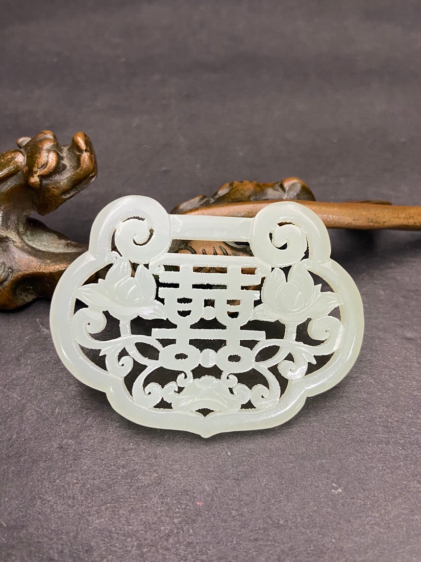 An Exquisite White Jade Flower and Bird Pattern Ornament: An Exquisite White Jade Flower and Bird Pattern Ornament Qing Dynasty, China Size:5.66cmx4.3cmx0.41cm Weight:16g (The Dimensions Of All Batches Are Manually Measured.If You Need More Detailed
