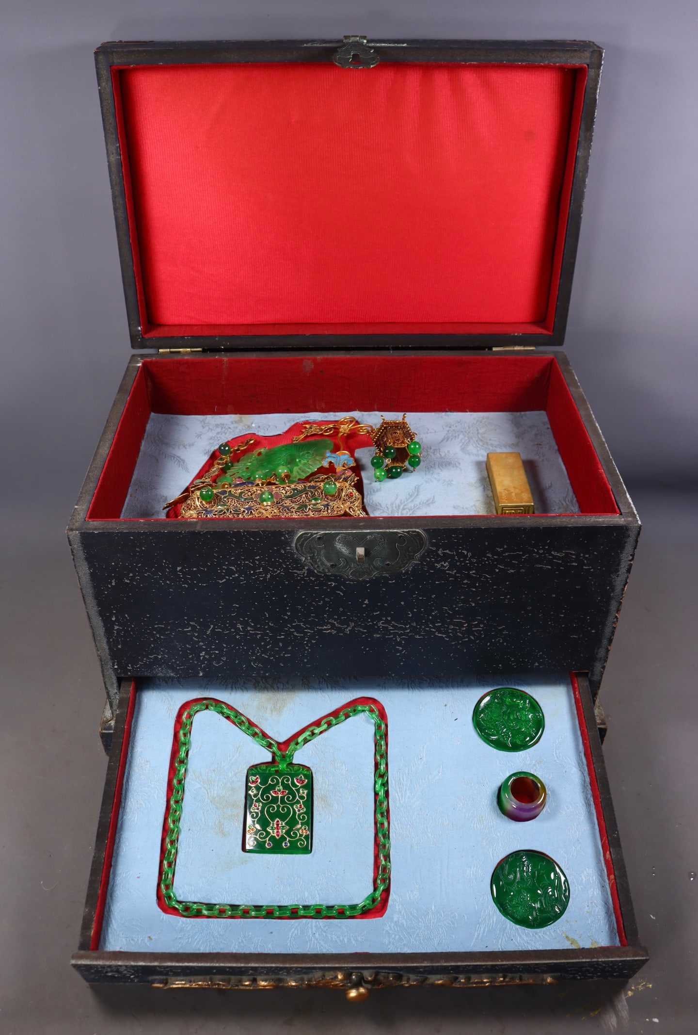 A Set of Fine Zitanwood Inlaid Jadeite Ornament Pendant Brand Ring Seal: A Set of Fine Zitanwood Inlaid Jadeite Ornament Pendant Brand Ring Seal Qing Dynasty, China Qianlong Four-character Mark Size:21.5cmx20cmx7cm Size:8cmx3cm Size:3cmx3.5cm Size:1cmx7.5cmx5cm