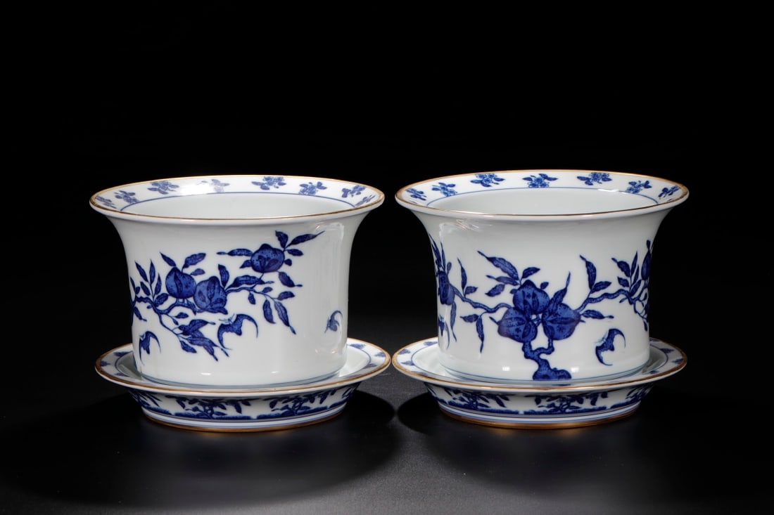An Exquisite Blue and White Painted Gold Bats and Peach Pattern Basin: An Exquisite Blue and White Painted Gold Bats and Peach Pattern Basin Qing Dynasty, China Size:17.3cm (The Dimensions Of All Batches Are Manually Measured.If You Need More Detailed Information,