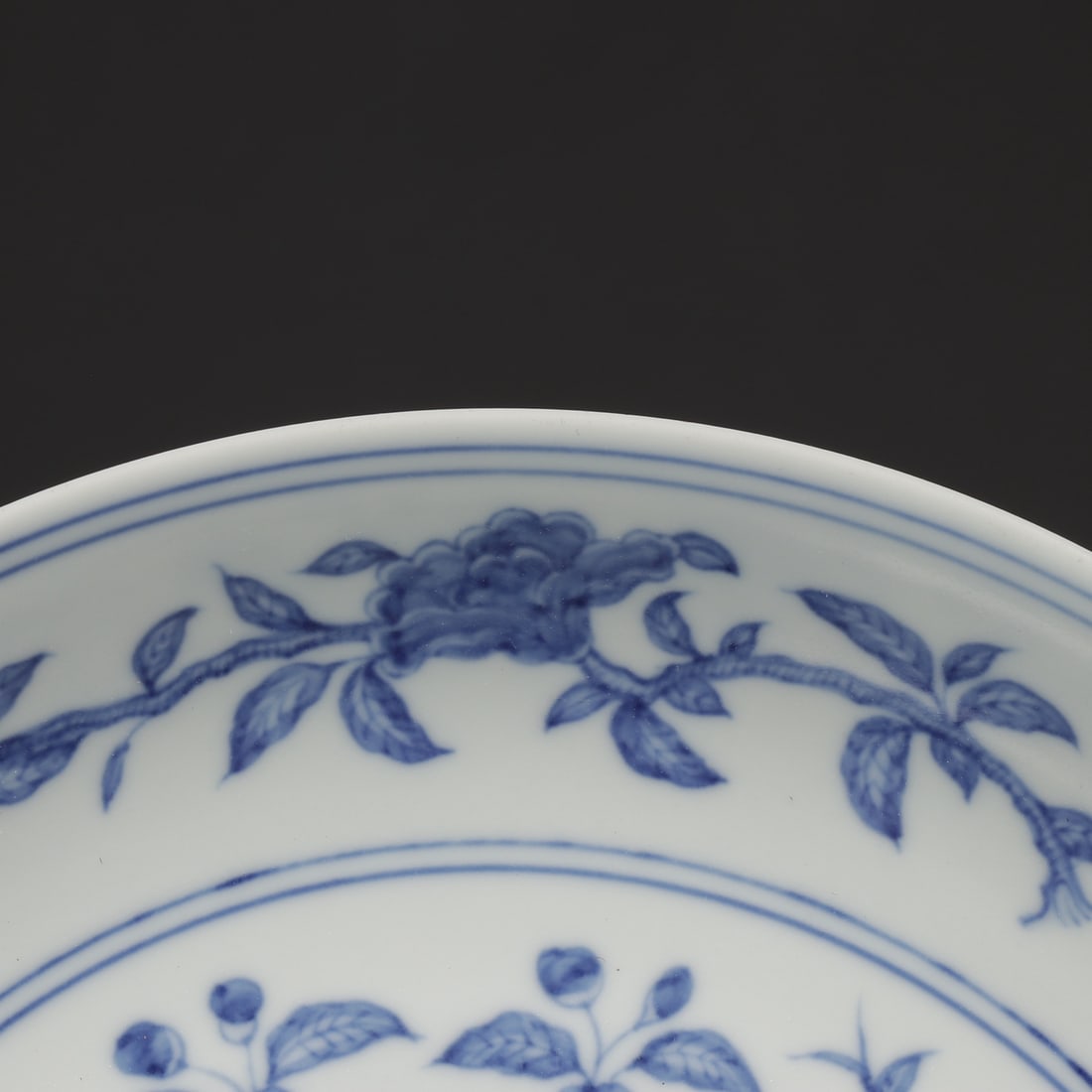 An Exquisite Blue and White Flower Pattern Plate - 3