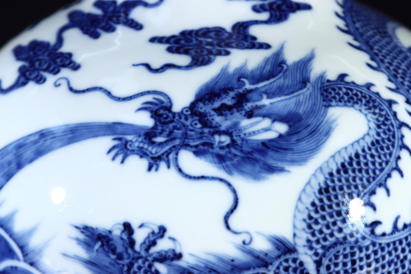 An Exquisite Blue and White Seawater Pattern Dragon Pattern Vase - 2