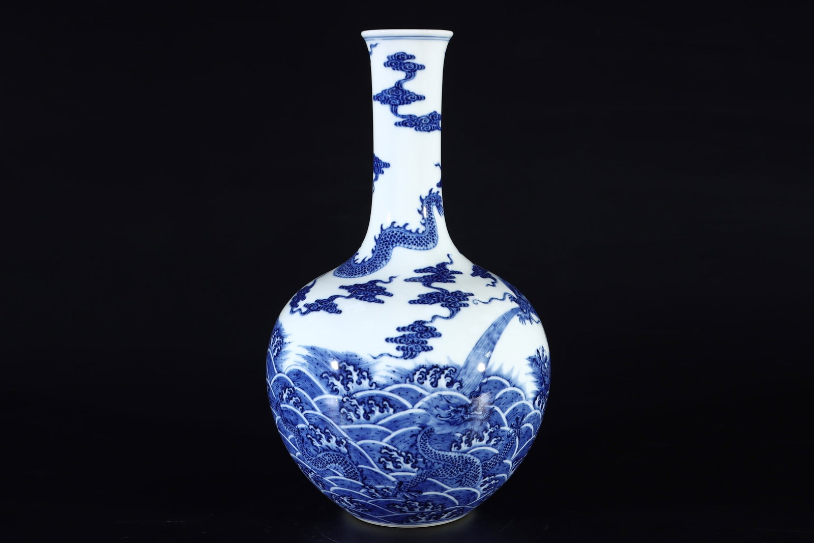 An Exquisite Blue and White Seawater Pattern Dragon Pattern Vase - 4