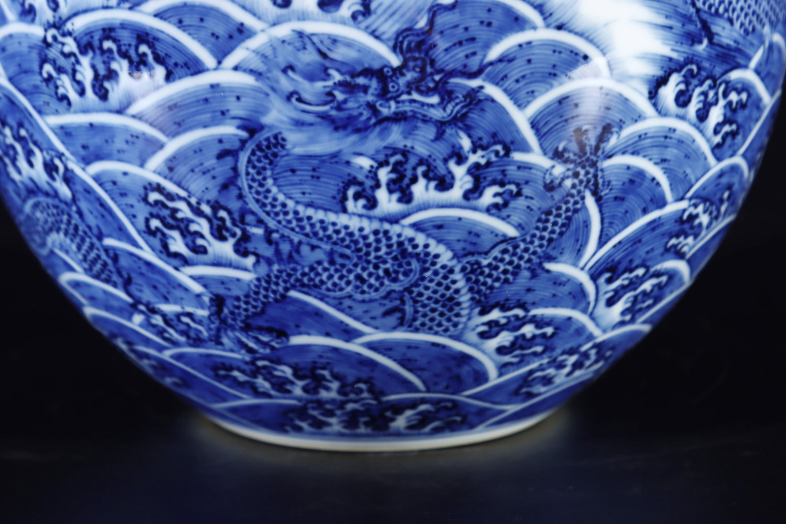 An Exquisite Blue and White Seawater Pattern Dragon Pattern Vase - 5