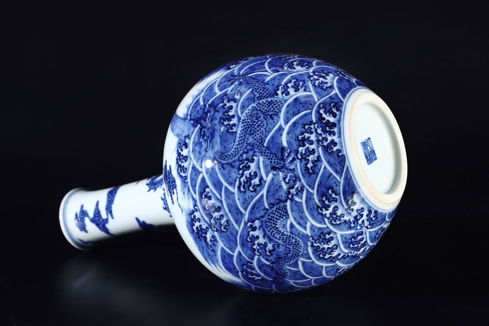 An Exquisite Blue and White Seawater Pattern Dragon Pattern Vase - 7