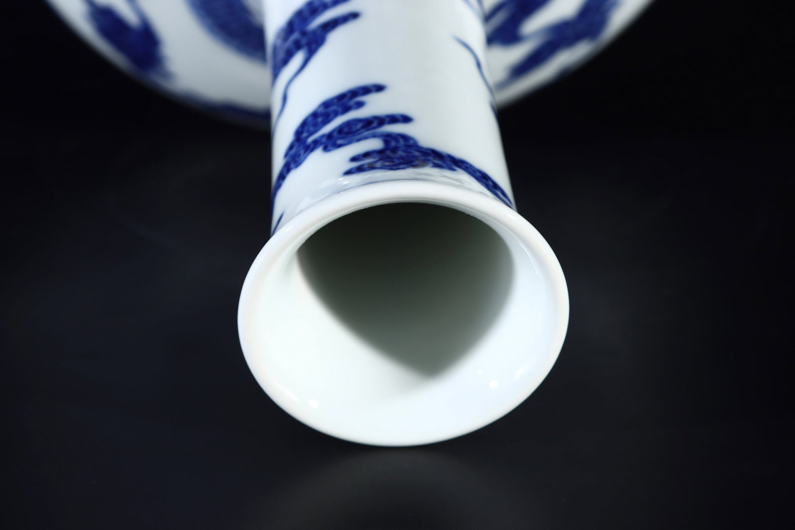 An Exquisite Blue and White Seawater Pattern Dragon Pattern Vase - 8