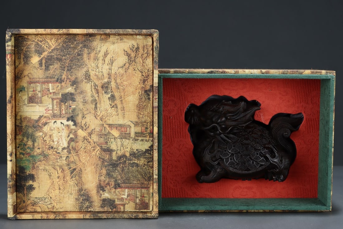 An Exquisite Eaglewood Auspicious Beast Ornament: An Exquisite Eaglewood Auspicious Beast Ornament Qing Dynasty, China Yongzheng Six-character Mark Size:19cmx12cmx12cm (The Dimensions Of All Batches Are Manually Measured.If You Need More Detailed
