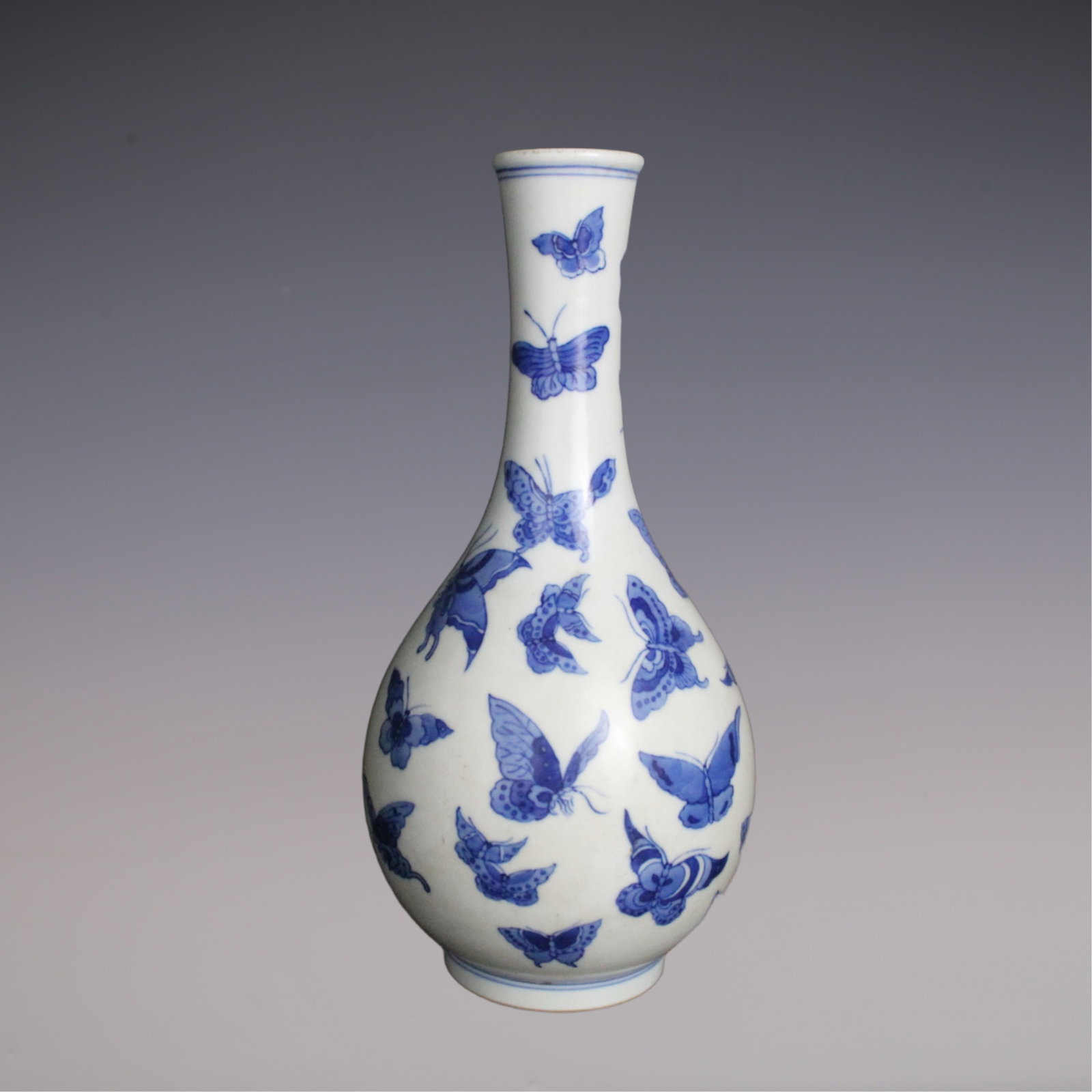 An Exquisite Blue and White Butterfly Pattern Vase: An Exquisite Blue and White Butterfly Pattern Vase Qing Dynasty, China Kangxi Six-character Mark Size:25.5cmx7cm (The Dimensions Of All Batches Are Manually Measured.If You Need More Detailed