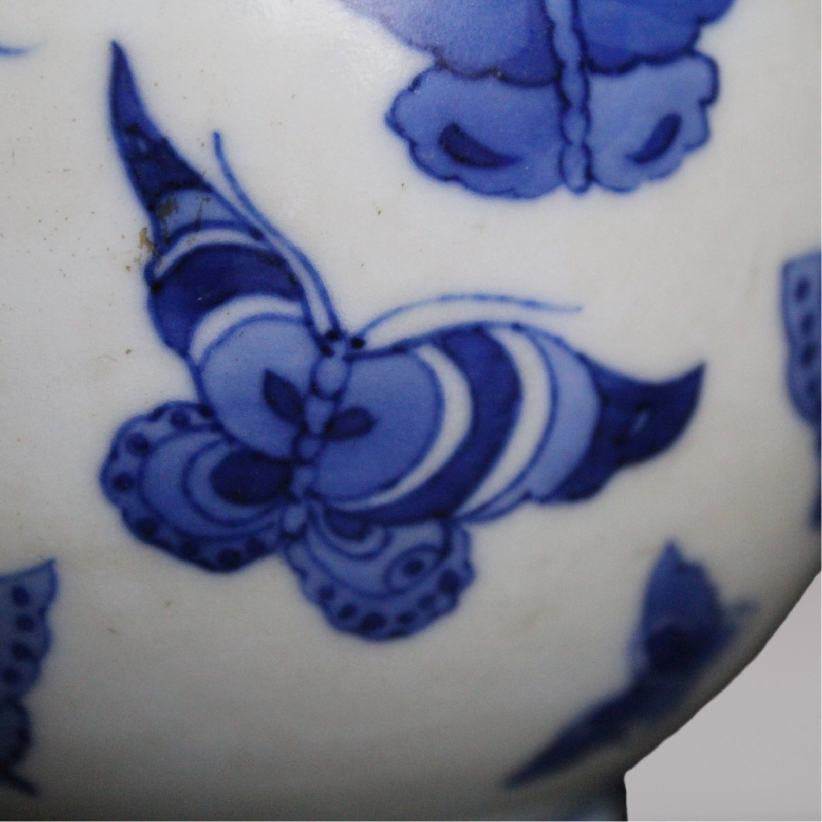 An Exquisite Blue and White Butterfly Pattern Vase - 5