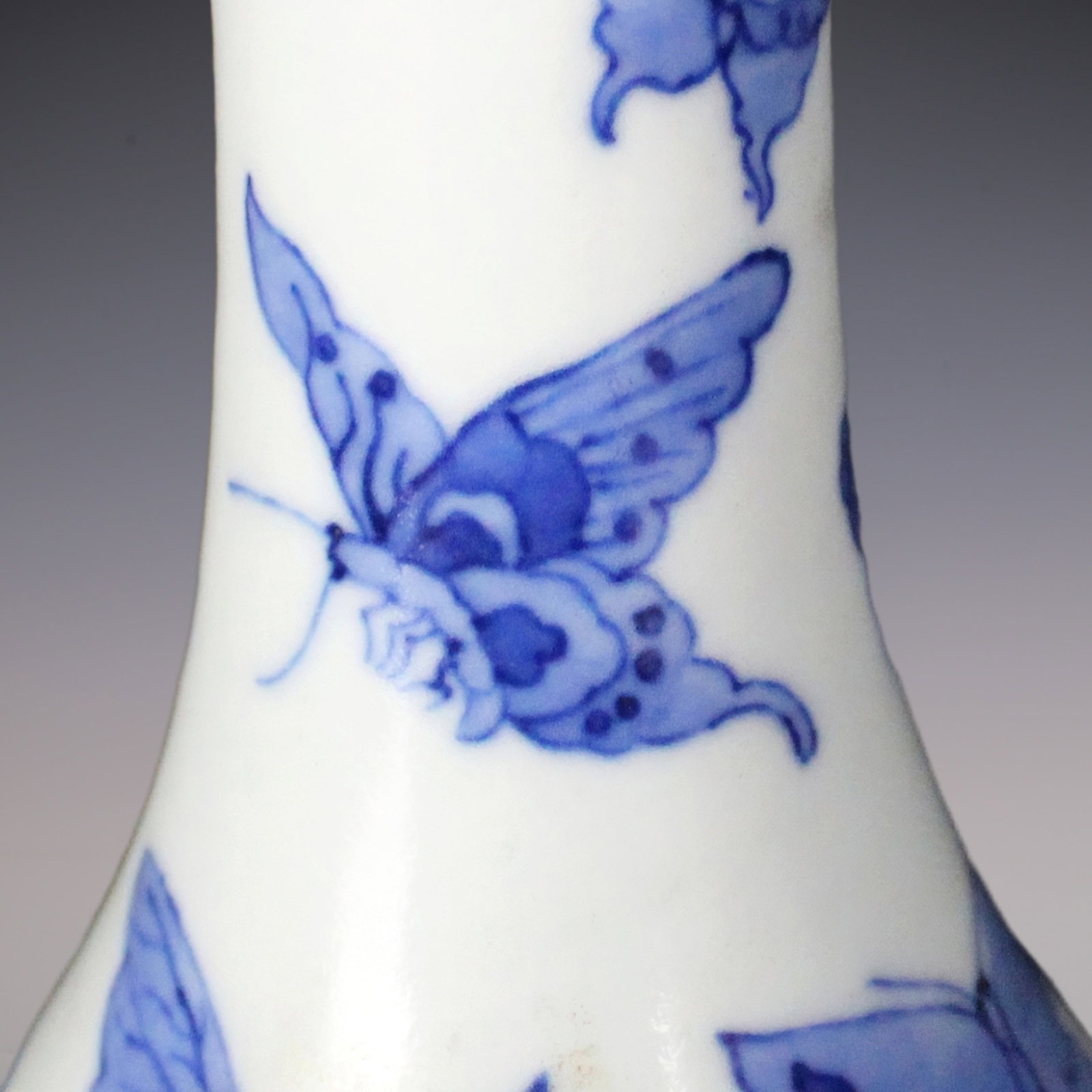 An Exquisite Blue and White Butterfly Pattern Vase - 7