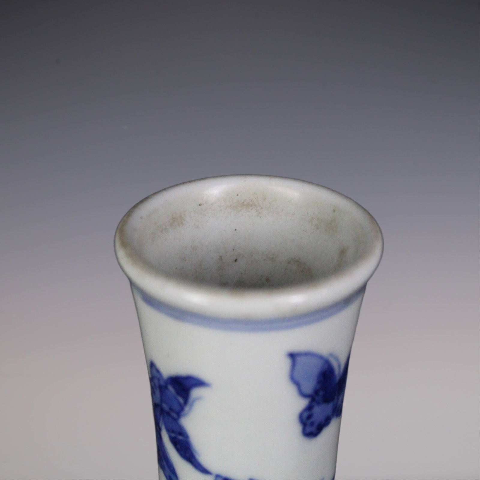An Exquisite Blue and White Butterfly Pattern Vase - 8