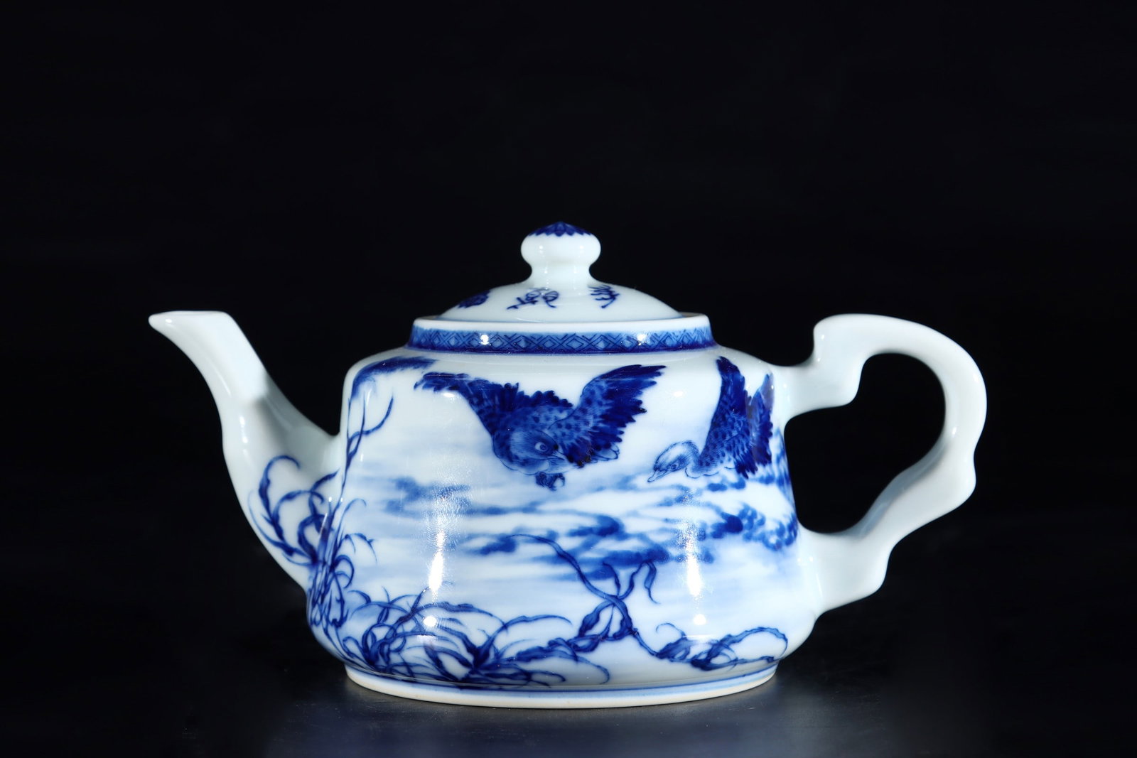 An Exquisite Blue and White Flower and Bird Pattern Teapot: An Exquisite Blue and White Flower and Bird Pattern Teapot the Republic of China Size:9cmx9.8cm (The Dimensions Of All Batches Are Manually Measured.If You Need More Detailed Information, Please