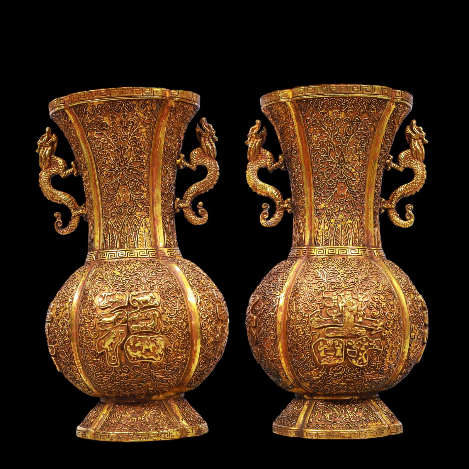 A Exquisite A pair of Gilt Bronze Lotus Pattern Bats and Peach Pattern Double-Ears Vase: A Exquisite A pair of Gilt Bronze Lotus Pattern Bats and Peach Pattern Double-Ears Vase Qing Dynasty, China Qianlong Four-character Mark Size:13cmx26cm Weight:4650g (The Dimensions Of All Batches Are 