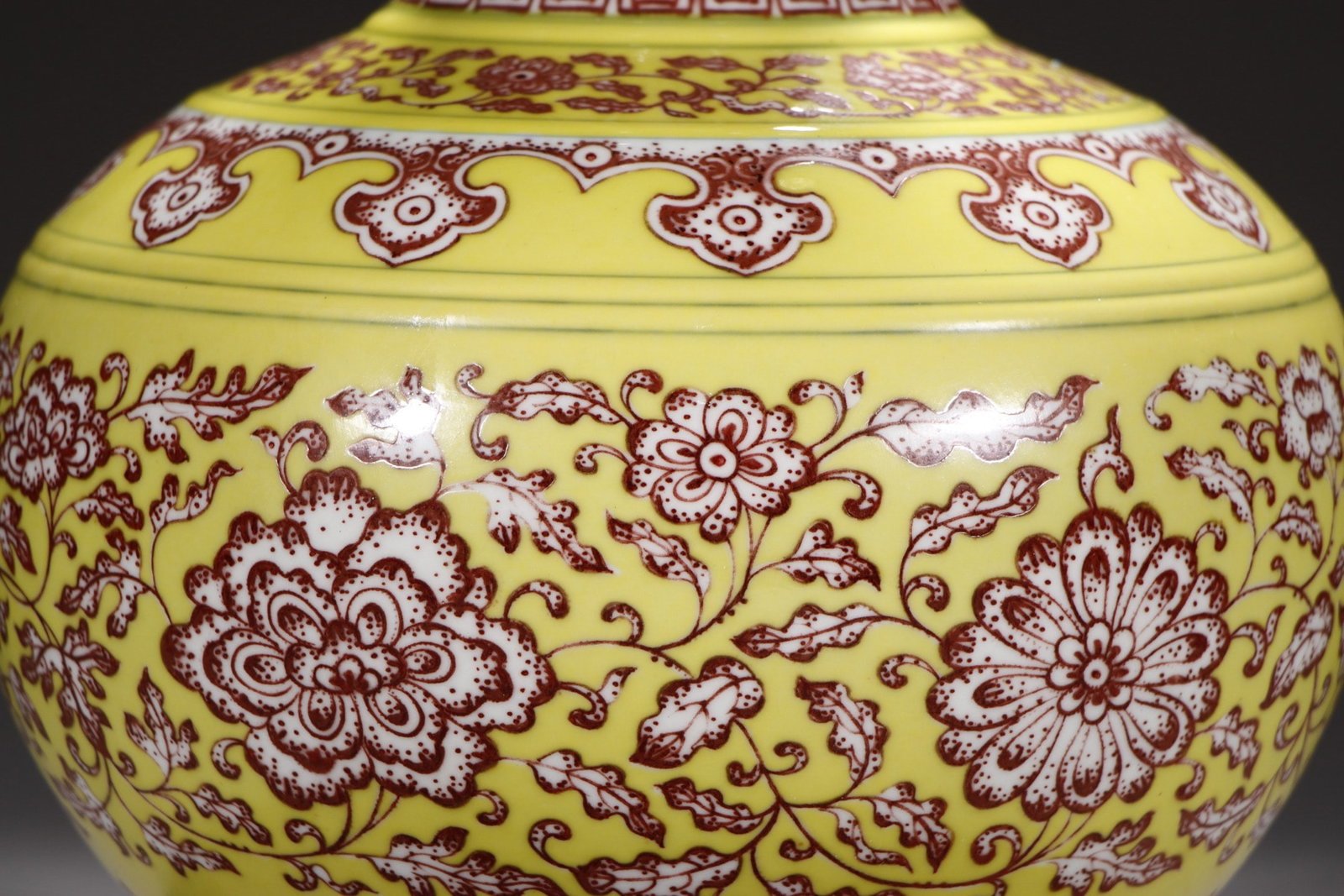 An Exquisite Underglaze-Red Lotus Pattern Vase - 6