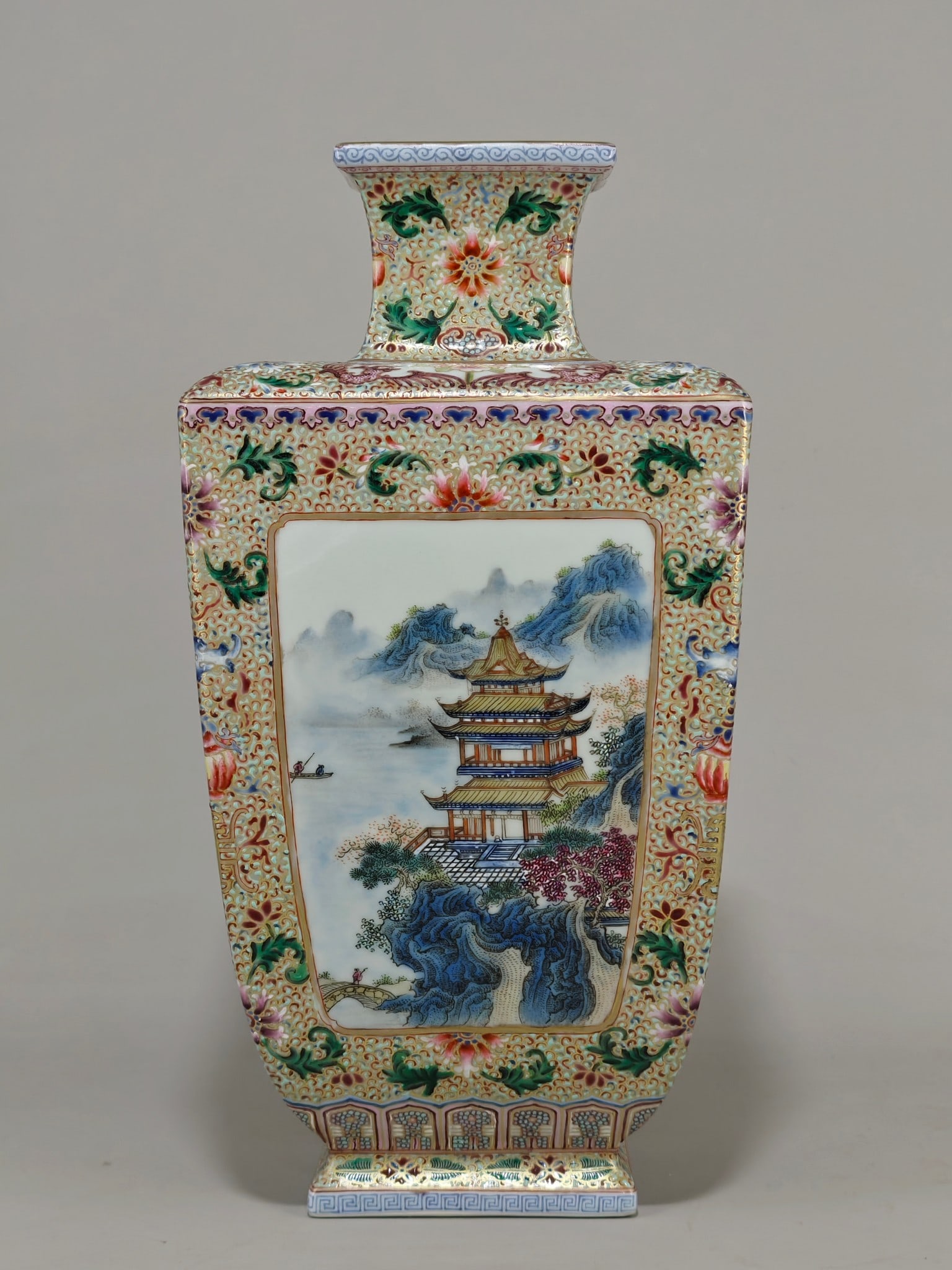An Exquisite Famille-Rose Painted Gold Lotus Pattern Landscape Pattern Vase: An Exquisite Famille-Rose Painted Gold Lotus Pattern Landscape Pattern Vase Qing Dynasty, China Qianlong Six-character Mark Size:30.5cmx15.5cm (The Dimensions Of All Batches Are Manually Measured.If