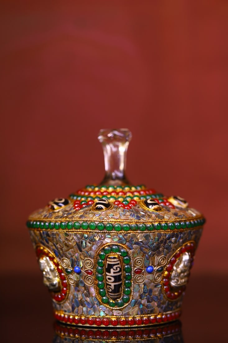 An Exquisite Crystal Inlaid Gems Jar: An Exquisite Crystal Inlaid Gems Jar Qing Dynasty, China Size:13cmx12cm Weight:850g (The Dimensions Of All Batches Are Manually Measured.If You Need More Detailed Information, Please Contact Our
