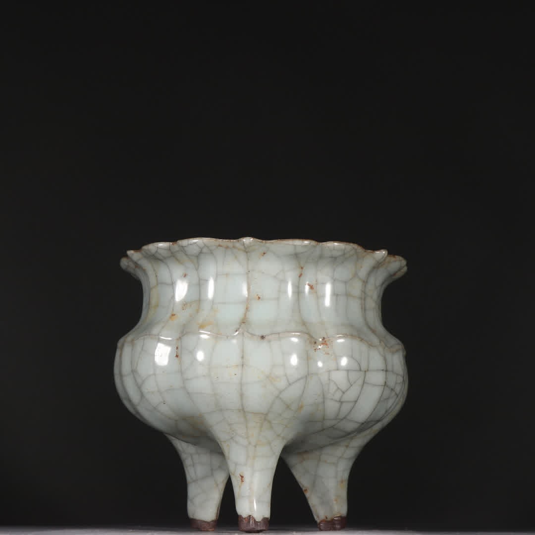 One piece: Song Dynasty official kiln three-legged Kuikou triangular stove: Song Dynasty official kiln three-legged sunflower-mouth triangular stove SIZE: H:12.2cm W:13cm (The Dimensions Of All Batches Are Manually Measured.If You Need More Detailed Information, Please