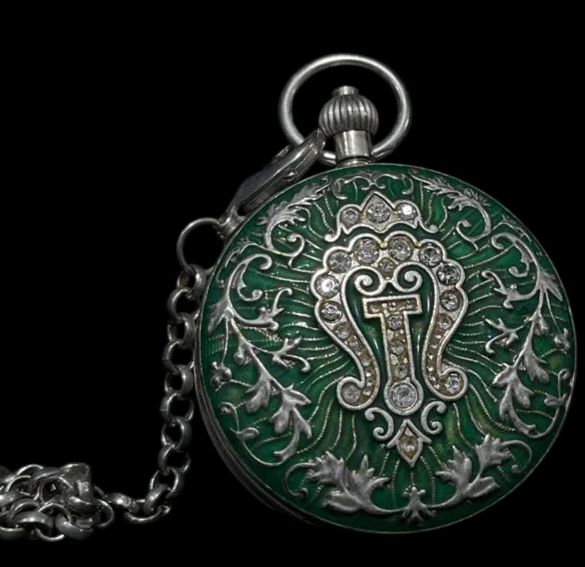 A late Qing dynasty double-open pocket watch: In the late Qing dynasty, I open my pocket watch in pairs SIZE: D:55mm (The Dimensions Of All Batches Are Manually Measured.If You Need More Detailed Information, Please Contact Our Customer Service