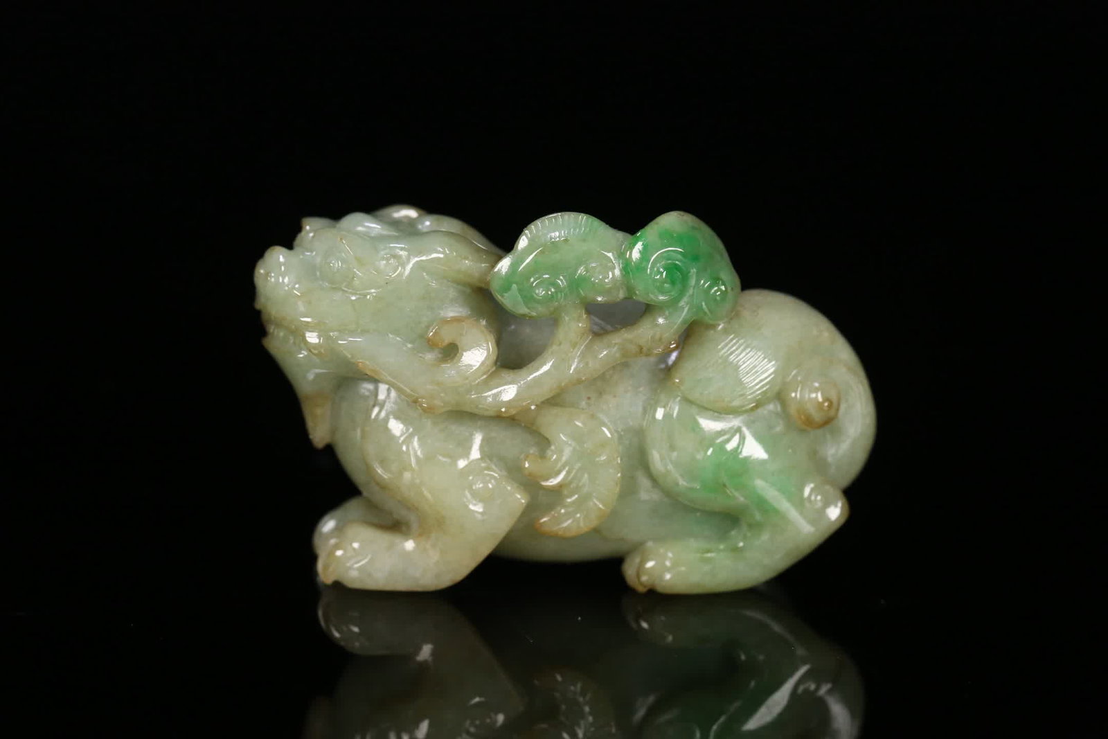 A Qing Dynasty old jadeite with a lucky beast handle: Qing Dynasty old jadeite auspicious beast handle SIZE: 6.4x4.2x2.6cm W:97.6g (The Dimensions Of All Batches Are Manually Measured.If You Need More Detailed Information, Please Contact Our Customer