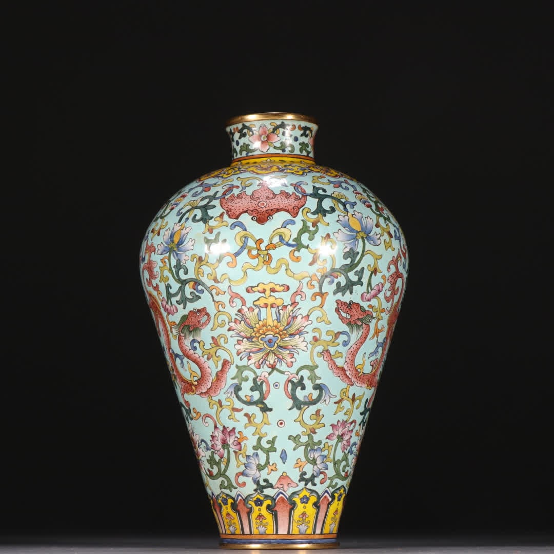 A Qing Dynasty copper enamel plum vase with dragon and dragon motif: Qing Dynasty Bronze-bodied Painted Enamel Chi Dragon Plum Vase with Plum Vase SIZE: H:12.8cm W:7.8cm W:362.9g (The Dimensions Of All Batches Are Manually Measured.If You Need More Detailed