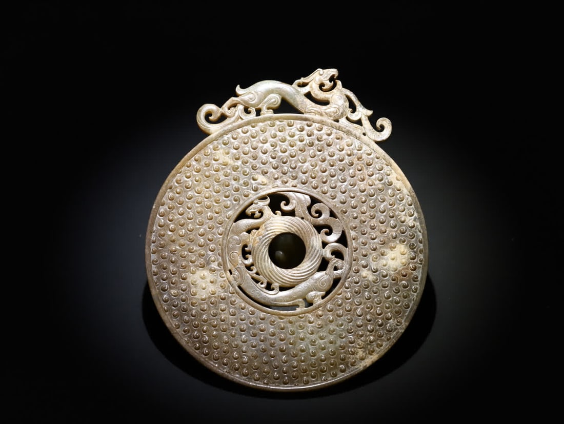 A Han dynasty ancient jade dragon-patterned bi: Han dynasty ancient jade dragon pattern bi from Guo Bi, with fine jade quality, tight structure, exquisite carving, double-sided craftsmanship, grain pattern decoration, an inner ring of chi dragons,