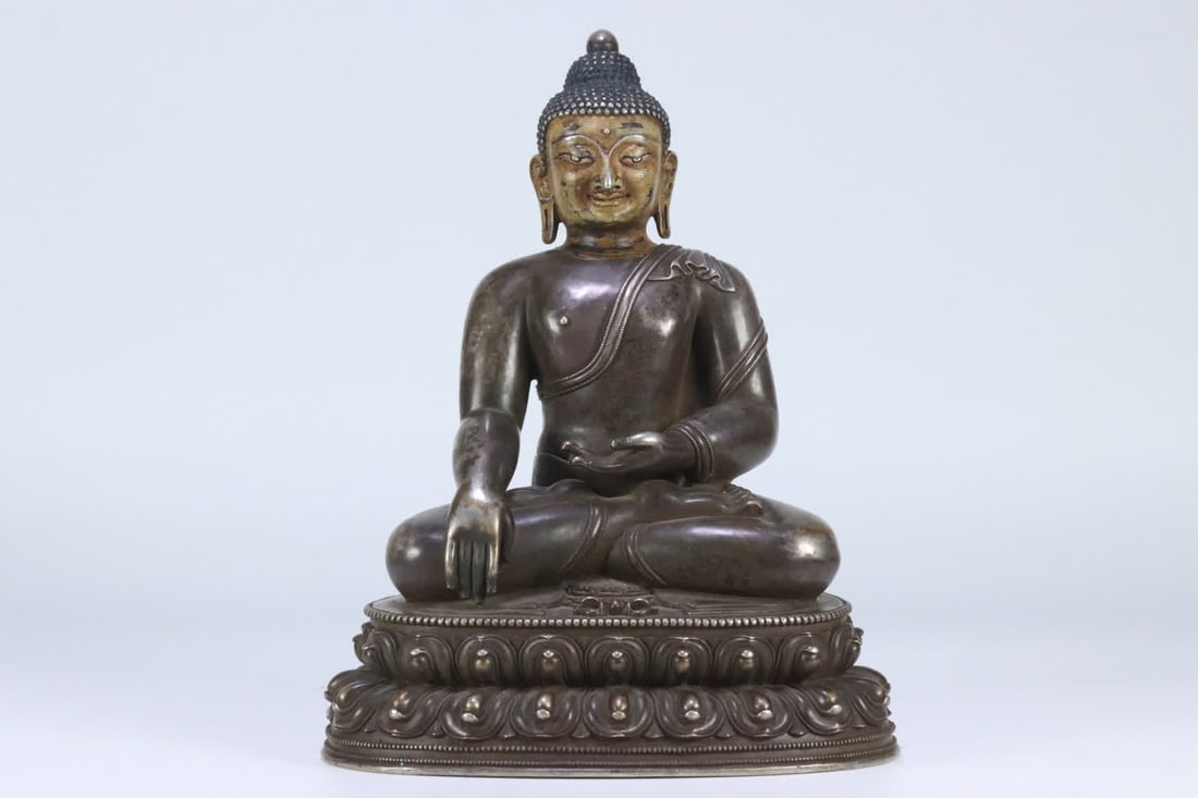 A Qing Dynasty bronze, gilded, silver seated statue of Shakyamuni Buddha: Qing Dynasty bronze gilt silver seated statue of Shakyamuni Buddha SIZE: 26x21x15.6cm W:3775g (The Dimensions Of All Batches Are Manually Measured.If You Need More Detailed Information, Please