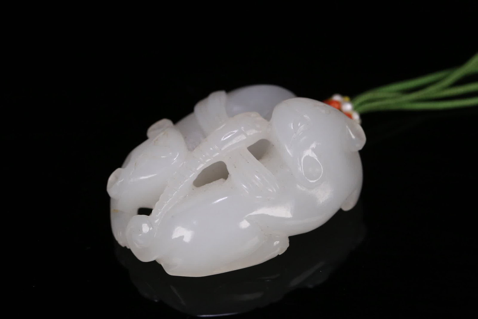 A Hetian jade carved piece of double joy: Hetian jade carved double joy SIZE: 4x3.2x1.3cm W:28.3g (The Dimensions Of All Batches Are Manually Measured.If You Need More Detailed Information, Please Contact Our Customer Service Before Bidding.)