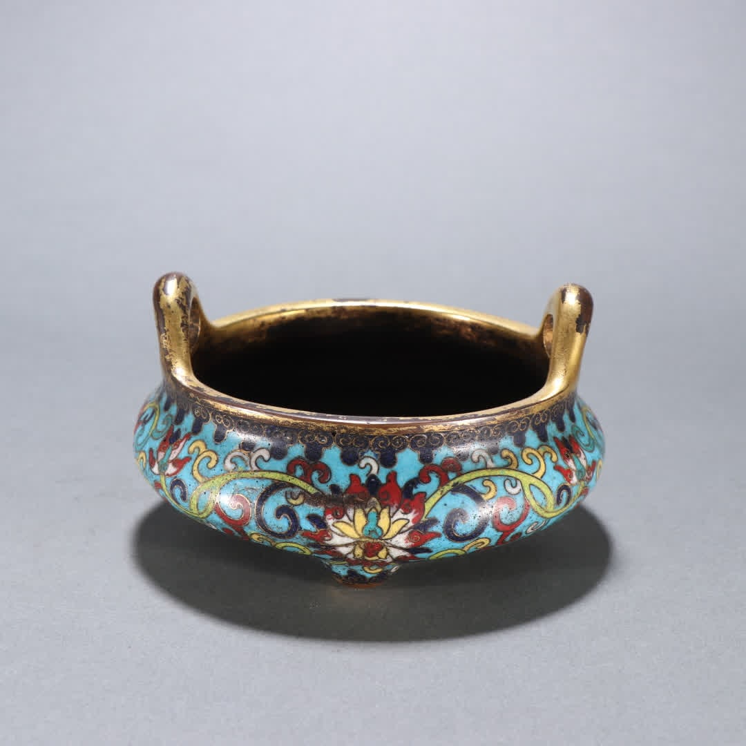 A Qing Dynasty bronze gilt cloisonne three-legged incense burner with lotus pattern and entwined: Qing Dynasty bronze gilt cloisonne three-legged incense burner with entwined lotus patterns SIZE: H:6.5cm W:11.4cm W:729.5g (The Dimensions Of All Batches Are Manually Measured.If You Need More