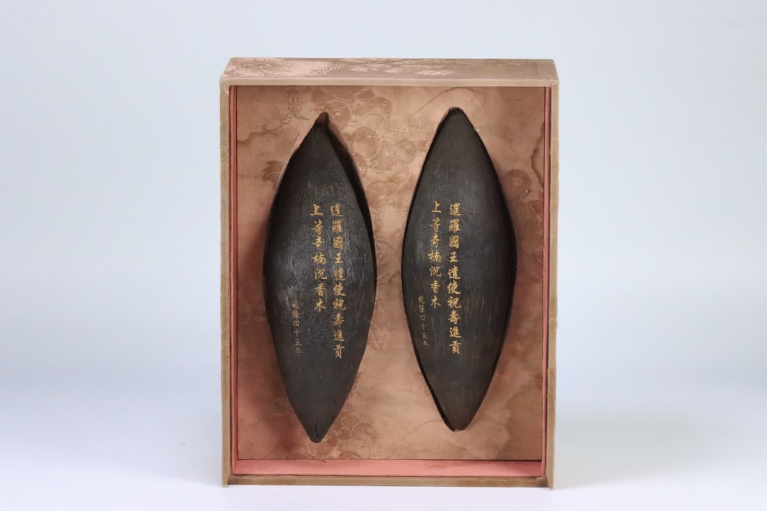 A pair: In the 45th year of Qianlong, the King of Siam sent envoys to offer birthday congratulations: In the 45th year of Qianlong, the King of Siam sent envoys to offer birthday congratulations and presented a pair of premium Qinan agarwood woods SIZE: 27x8.0x7.6cm 23.5x7.9x7.7cm W:1154g (The