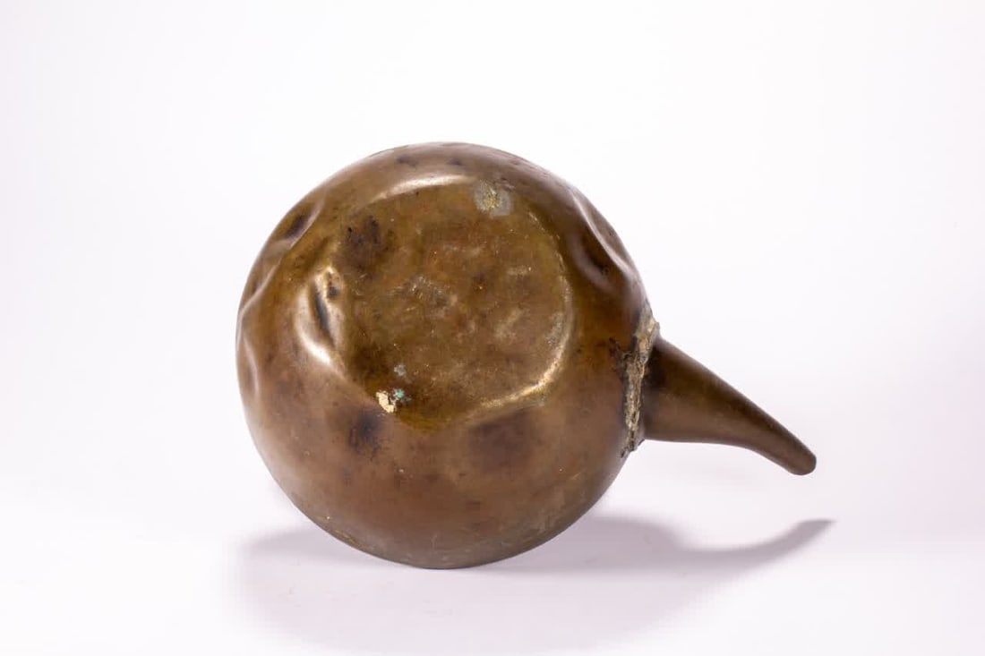 A Qing Dynasty teapot - 9