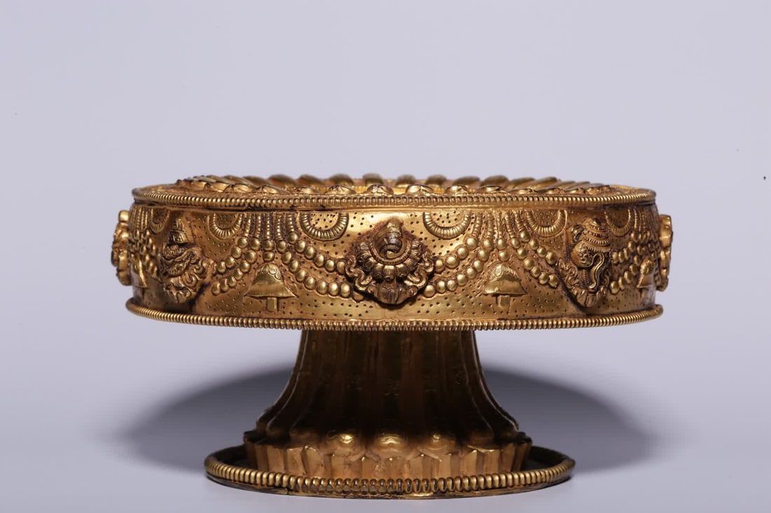 A Qing Dynasty bronze gilt eight-treasure pattern Manza plate base: Qing Dynasty bronze gilt eight-treasure pattern Manza plate base SIZE: H: 10cm Diameter 18cm W: 842g (The Dimensions Of All Batches Are Manually Measured.If You Need More Detailed Information, Please