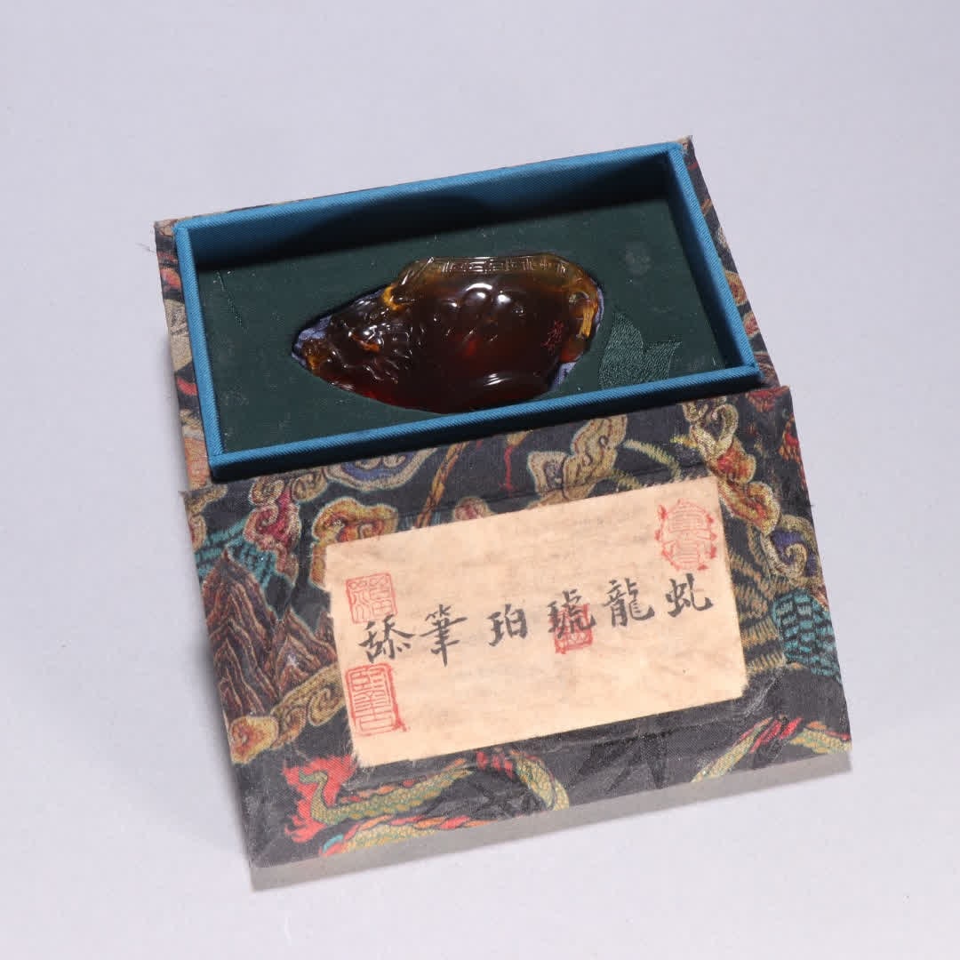 One piece of amber Qiu Long Pen Lick: Amber dragon brush licks SIZE: H:3.8cm W:7.4cm W:33.8g (The Dimensions Of All Batches Are Manually Measured.If You Need More Detailed Information, Please Contact Our Customer Service Before Bidding.)