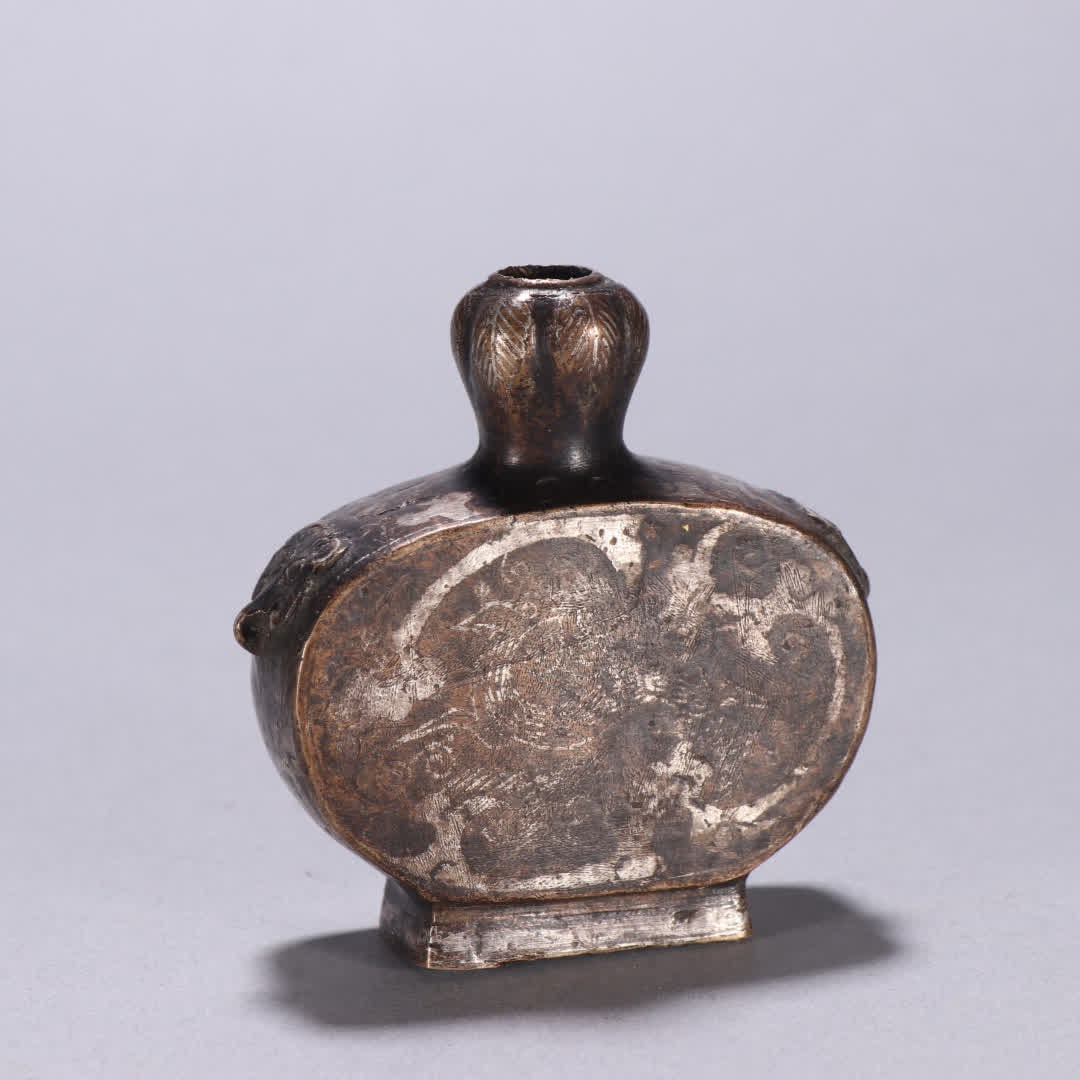 One snuff bottle with copper inlaid silver garlic head: Copper inlaid silver garlic snuff bottle SIZE: H:7cm W:7cm W:202.1g (The Dimensions Of All Batches Are Manually Measured.If You Need More Detailed Information, Please Contact Our Customer Service