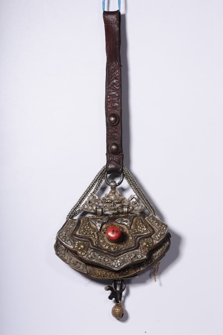 A Qing Dynasty brass and silver-engraved engraved scythe bag with entwined branch dragon and flying: Qing Dynasty brass and silver engraved entwined dragon and flying bird fire sickle pouches SIZE: T:5cm L:33cm W:13.5cm W:348g (The Dimensions Of All Batches Are Manually Measured.If You Need More