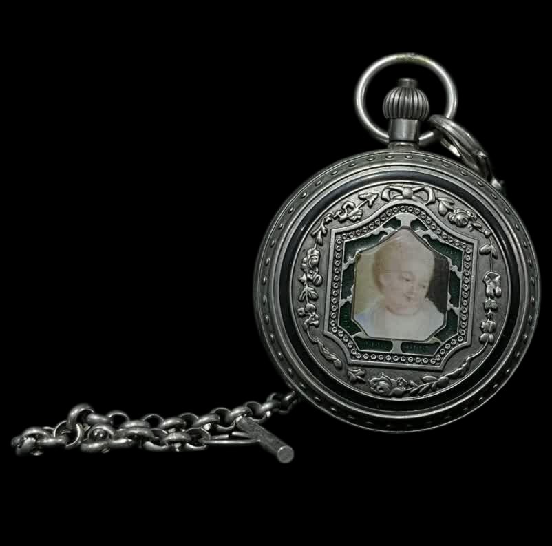 A late Qing dynasty double-open pocket watch: In the late Qing dynasty, I open my pocket watch in pairs SIZE: D:55mm (The Dimensions Of All Batches Are Manually Measured.If You Need More Detailed Information, Please Contact Our Customer Service