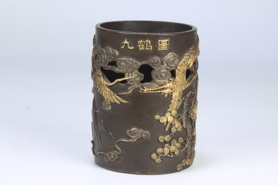A Qing Dynasty bronze brush pot with a partially gilt Nine Cranes painting: Qing Dynasty bronze gilt brush pot with nine cranes painting SIZE: 10.5x8.2cm W:850g (The Dimensions Of All Batches Are Manually Measured.If You Need More Detailed Information, Please Contact Our