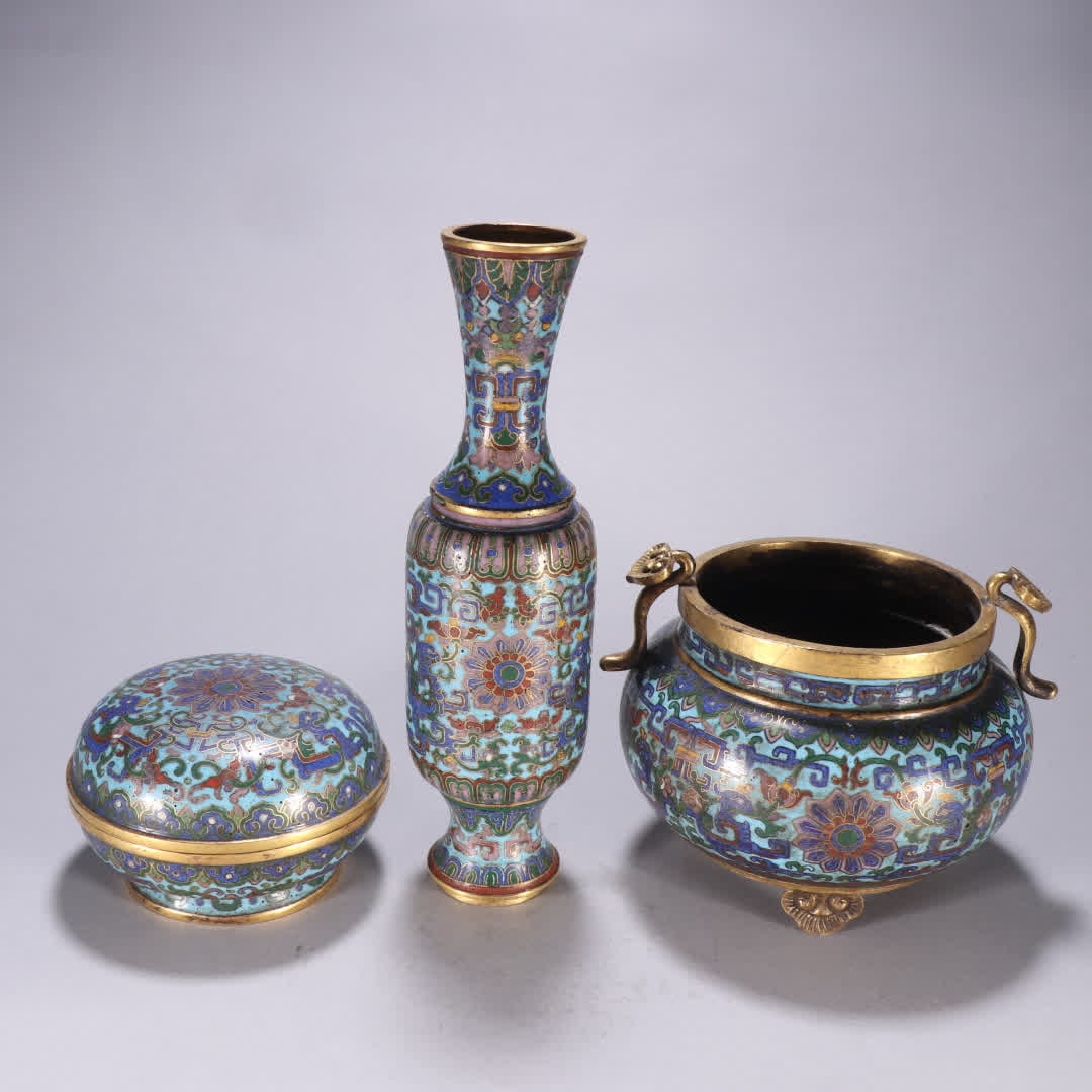 A set of Qing Dynasty gilt bronze cloisonne floral burner bottle boxes: Qing Dynasty gilt bronze cloisonne floral burner bottle box set SIZE: Box H: 5.6cm W: 9.3cm W: 476.1g Oven H: 10cm W: 13cm W: 692.5g Bottle H: 19cm W: 5.3cm W: 417.8g (The Dimensions Of All Batches